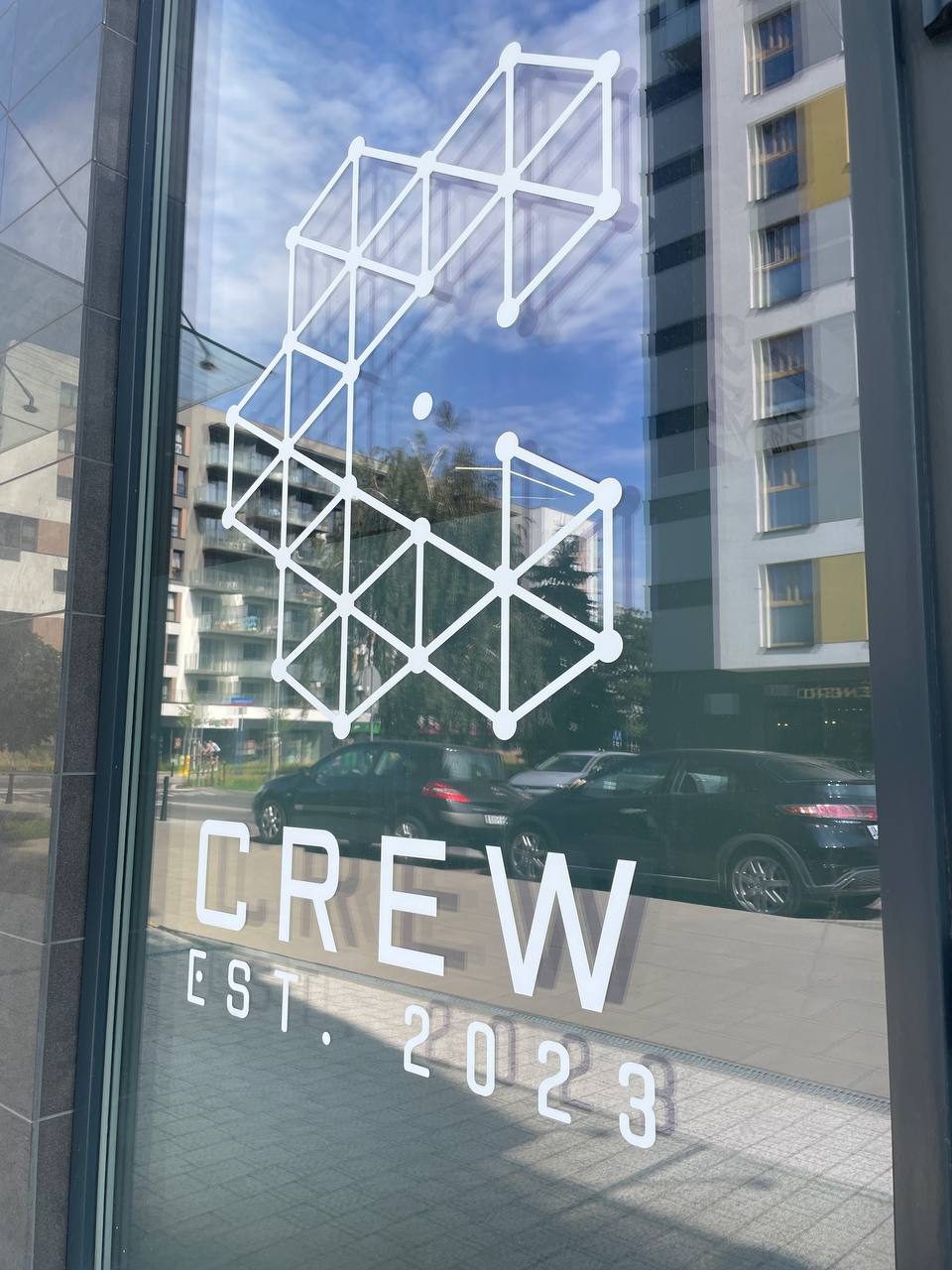 Oklejanie drzwi folią z logo - Crew Est. 2023
