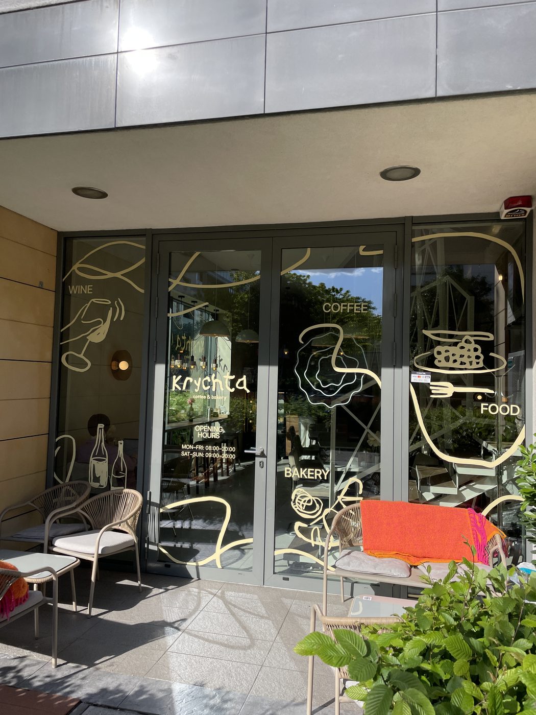 Oklejanie drzwi folią - Krychta coffee & bakery