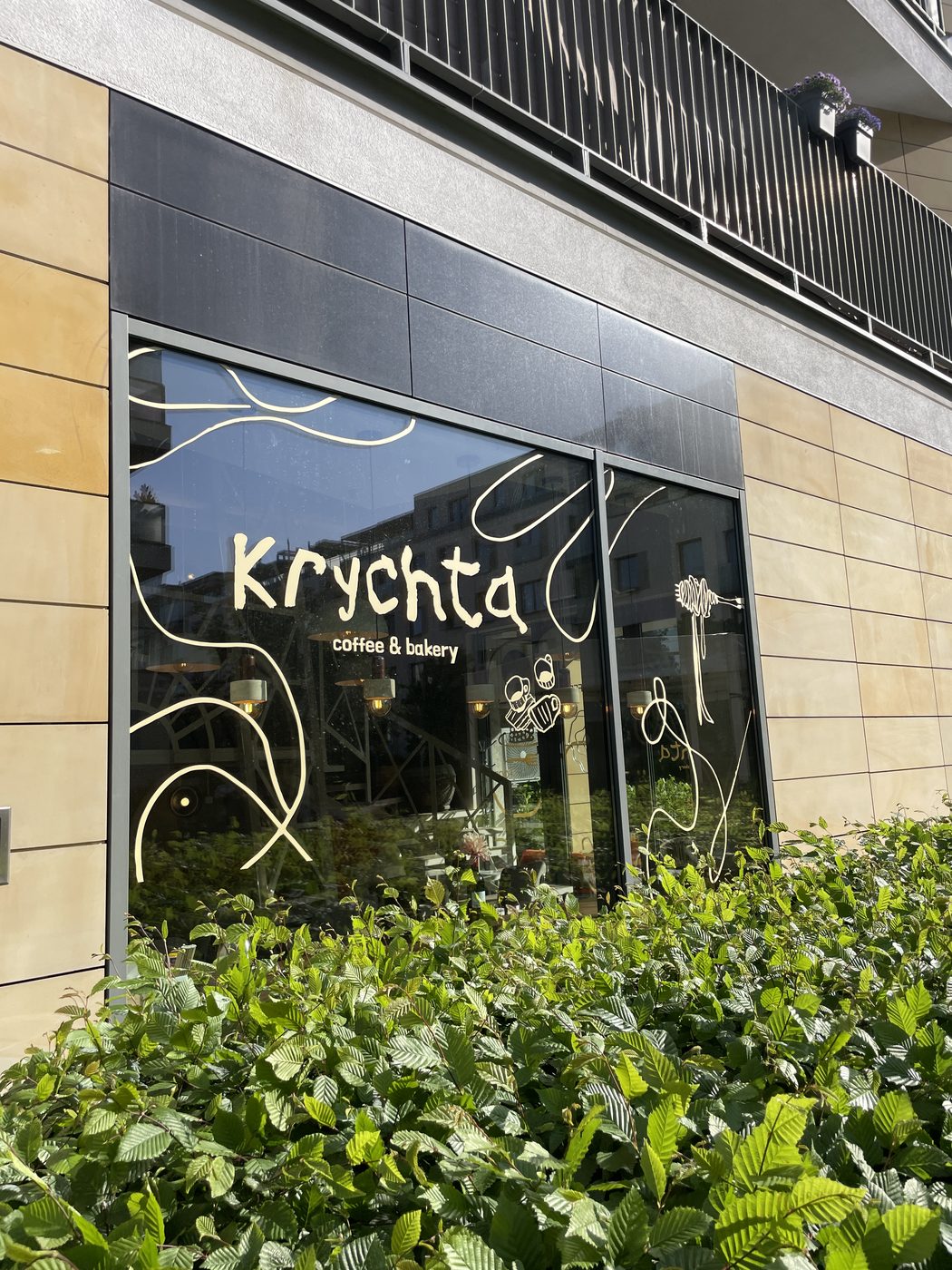 Oklejanie witryny folią z logo - Krychta coffee & bakery