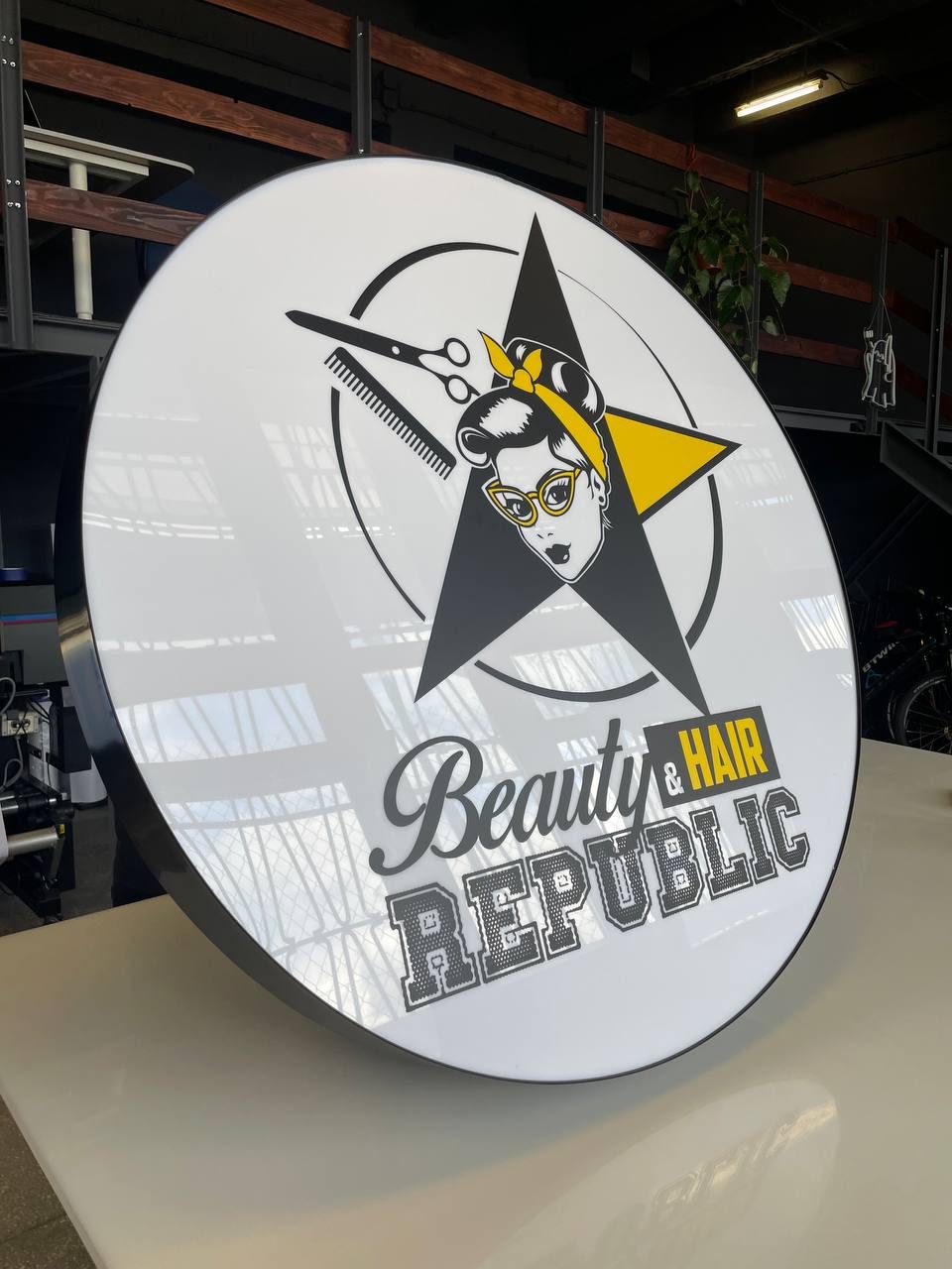 Podświetlany kaseton okrągły - Beauty & Hair Republic