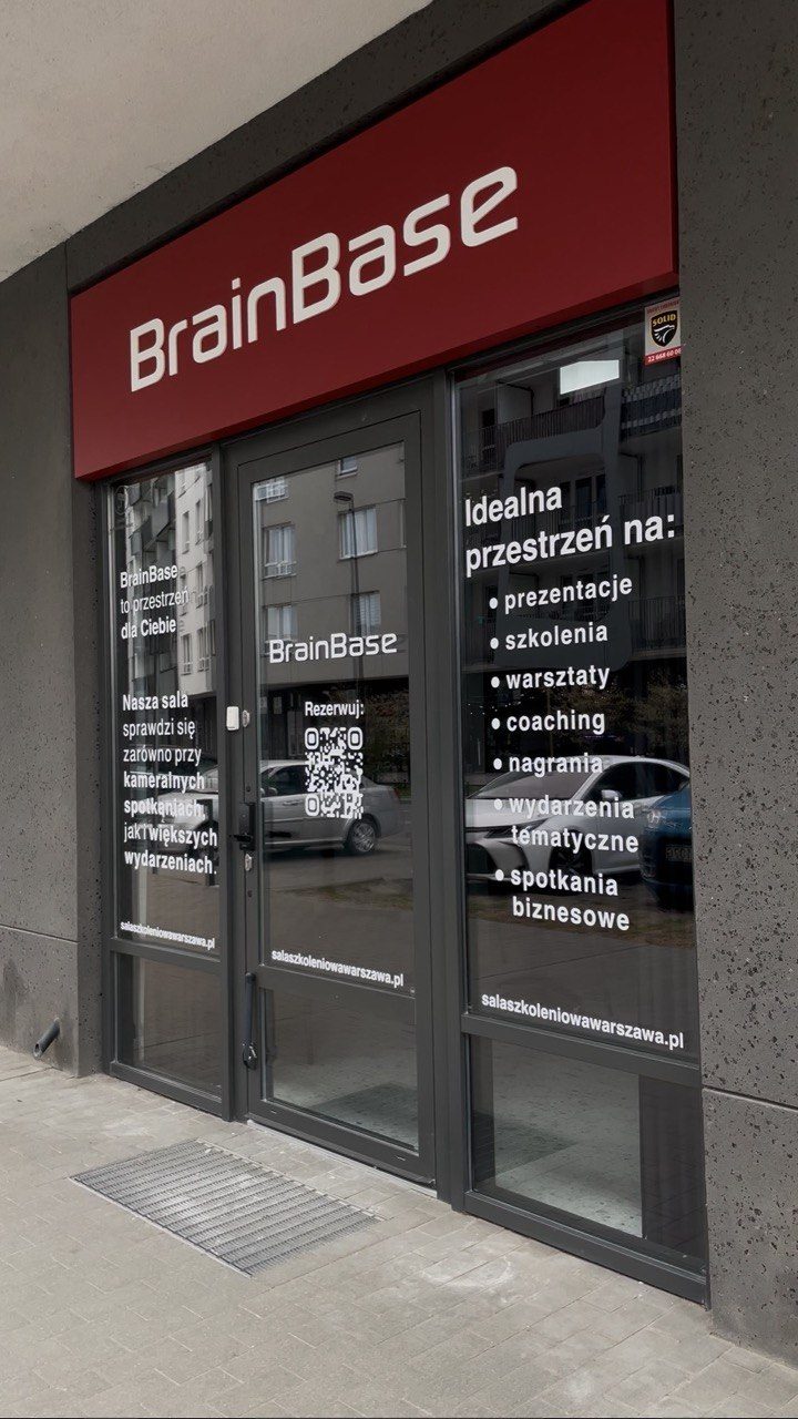 Kaseton reklamowy nad wejściem - BrainBase