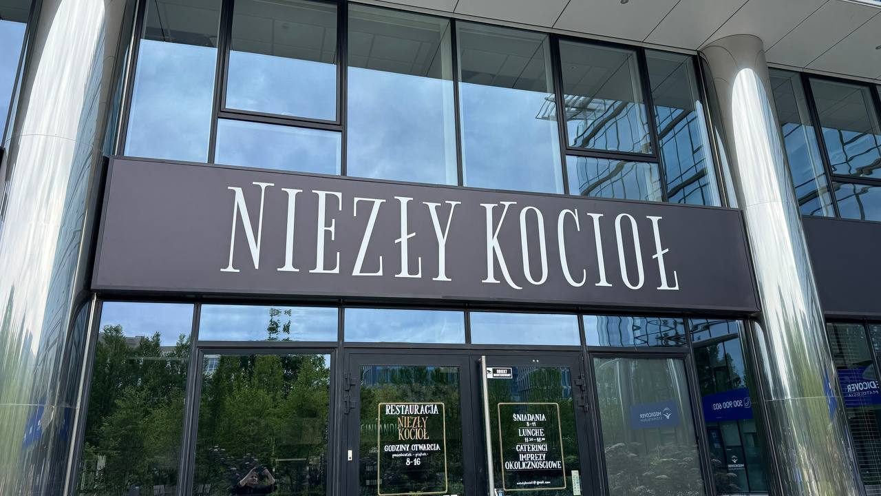 Kaseton reklamowy w dzień - Nieziy Kocioł