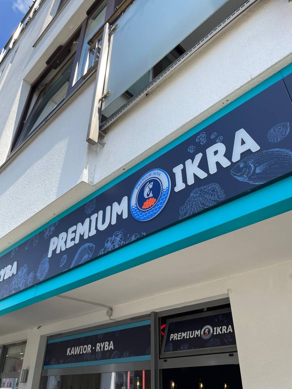 Kaseton reklamowy - Premium Ikra (widok z ulicy)