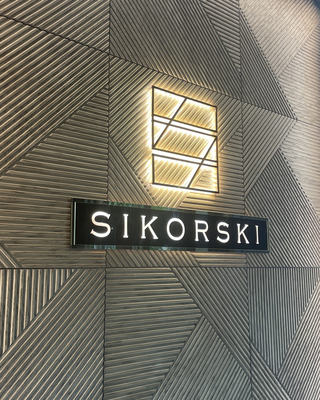 Ledon Sikorski na elewacji z dekoracyjnym panelem LED