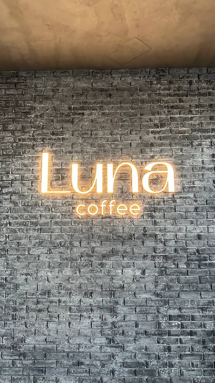 Ledon Luna Coffee na ścianie z cegły