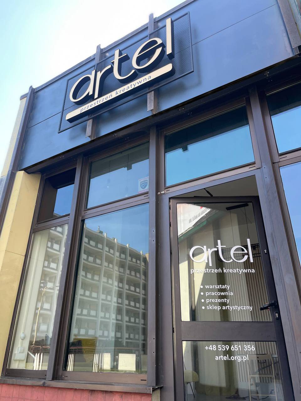 Litery przestrzenne Artel na elewacji