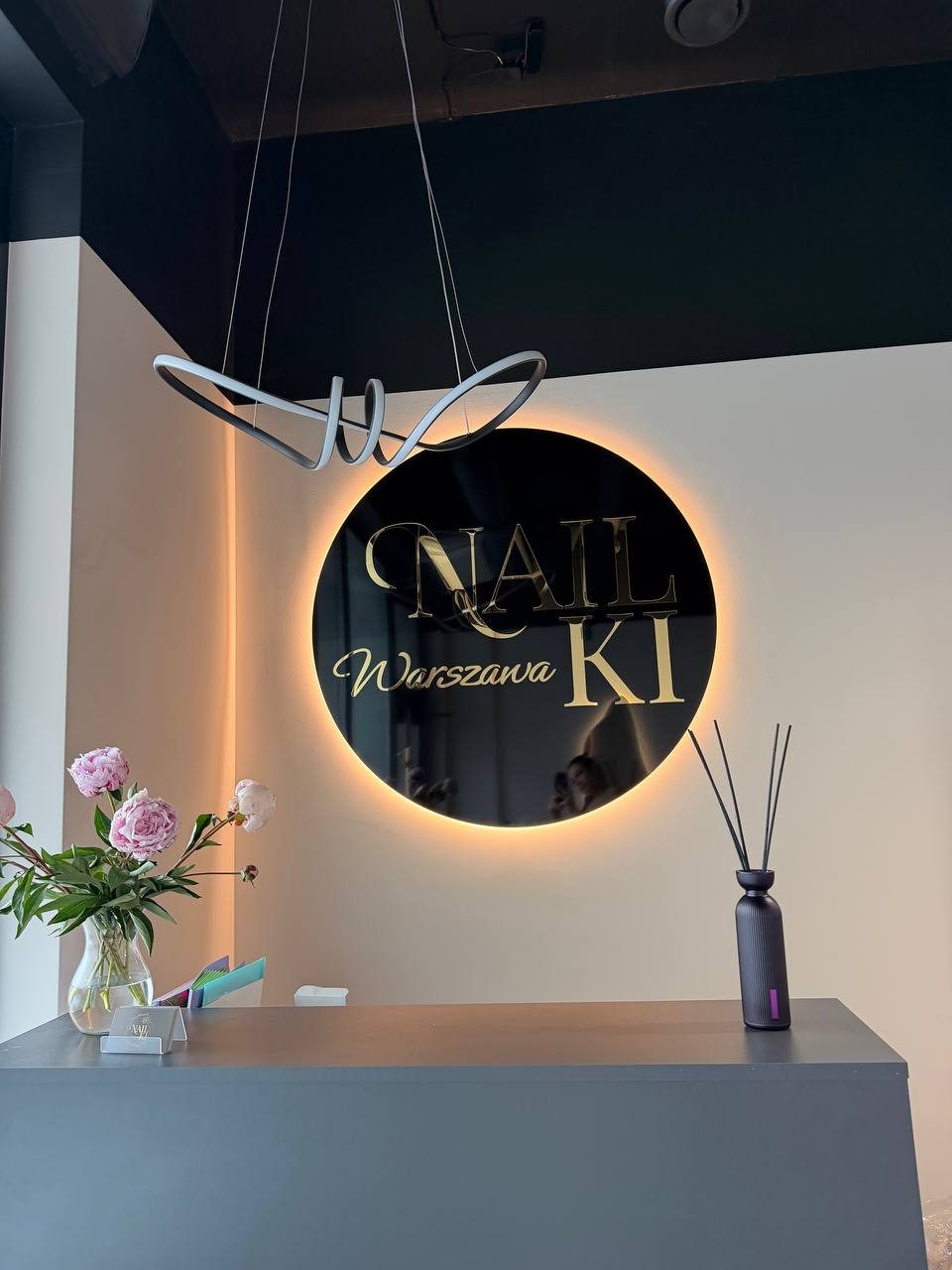 Logo na ścianie podświetlane - Nailki Warszawa