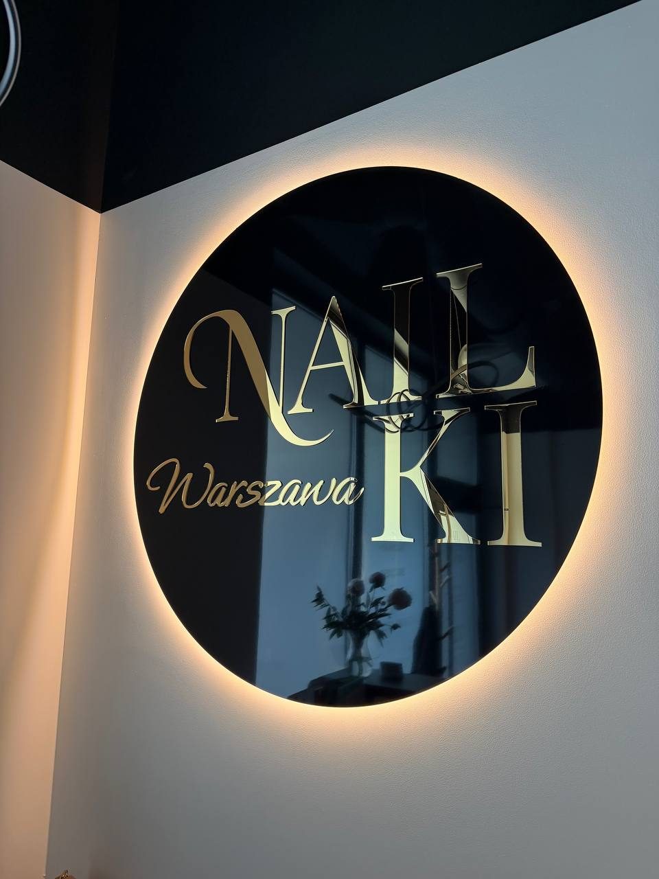 Logo przestrzenne ze złotych liter - Nailki Warszawa