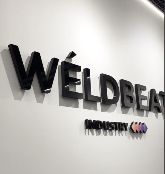 Logo przestrzenne na ścianie - Weldbeat Industry