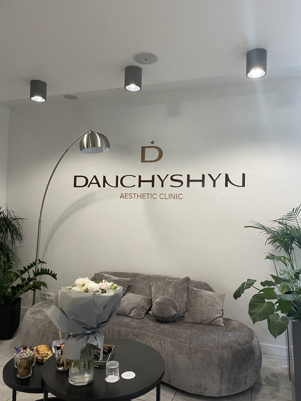 Logo przestrzenne na ścianie - Danchyshyn Aesthetic Clinic