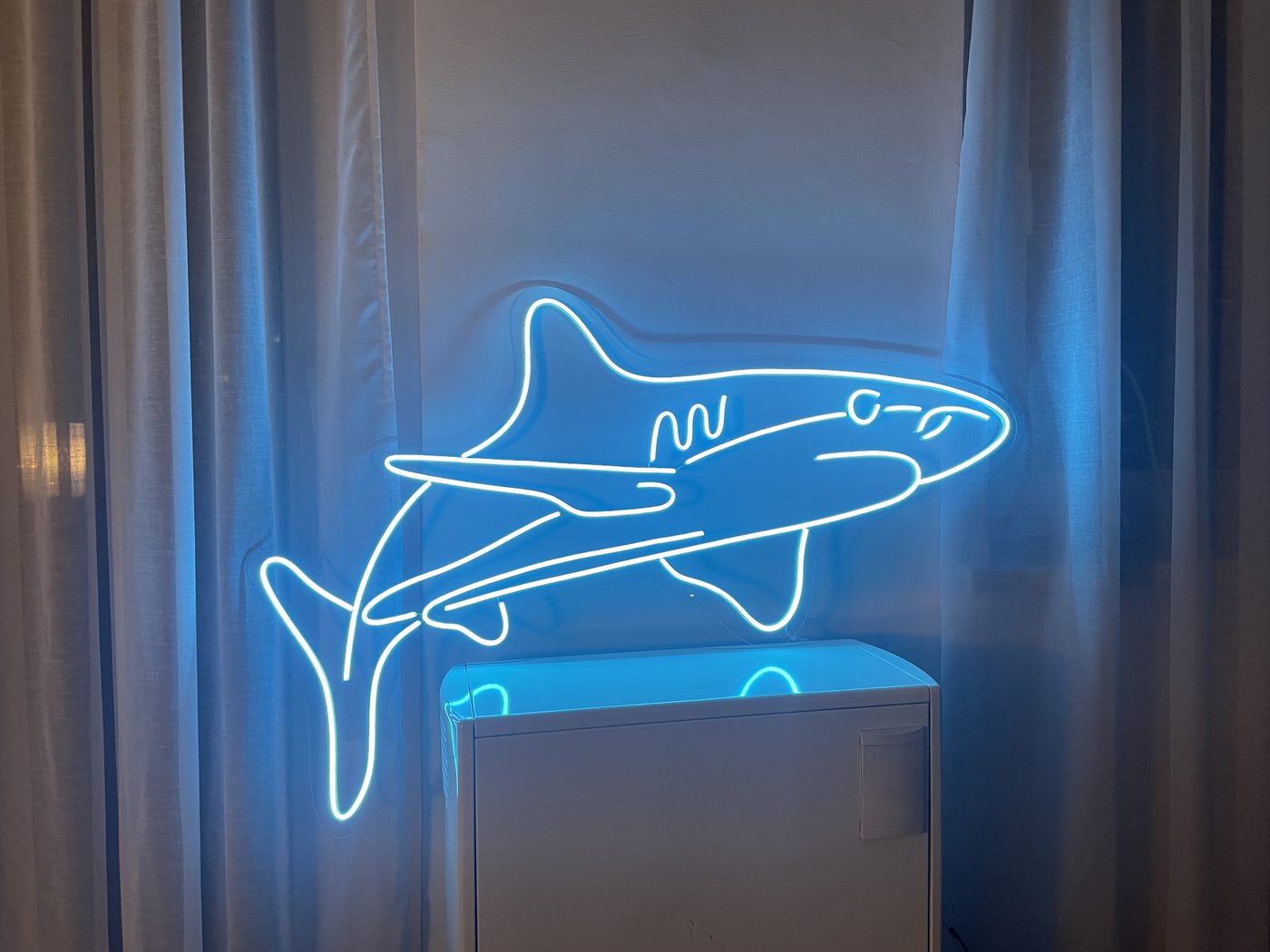 Neon LED napis na ścianie