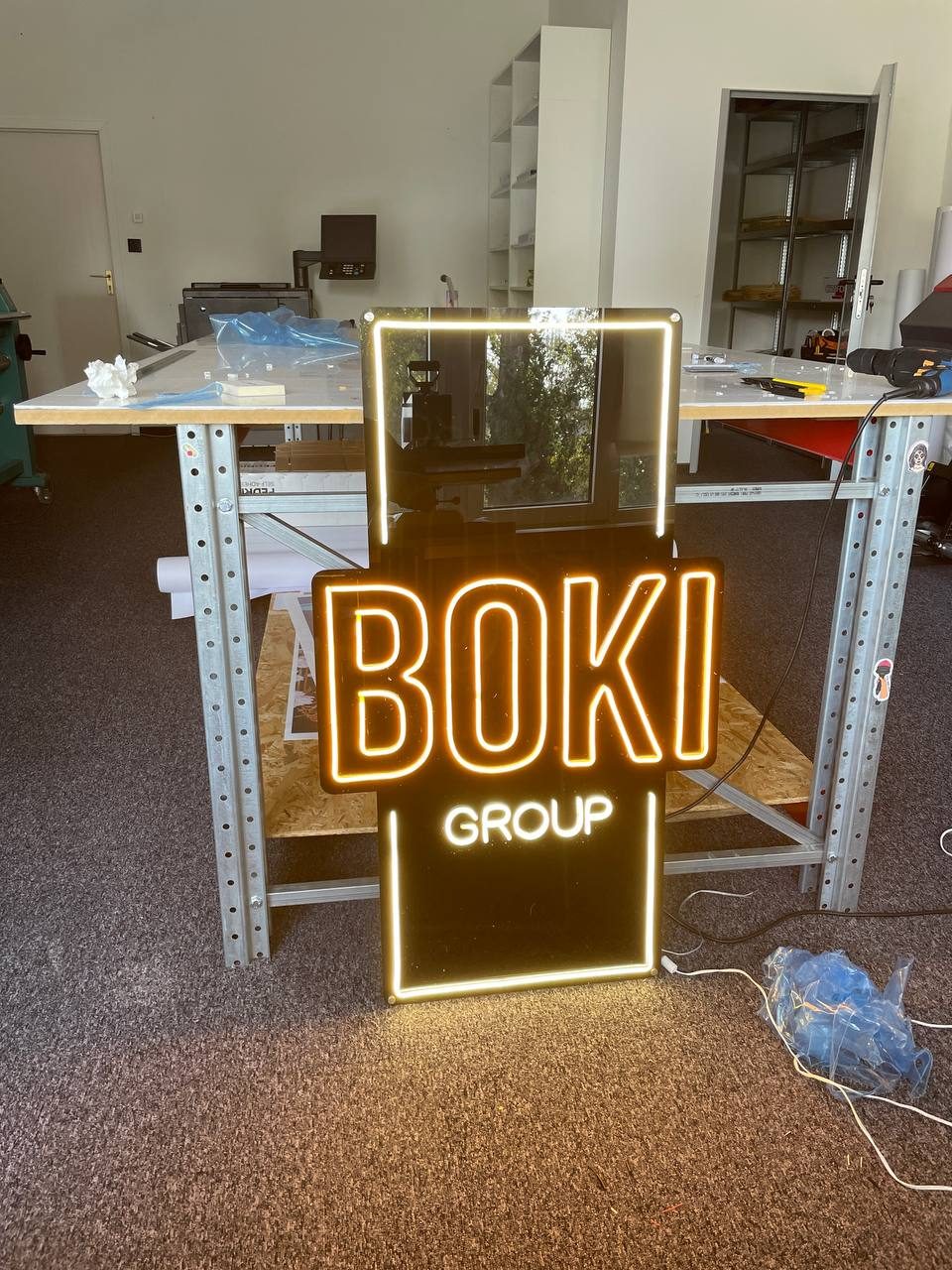 Neon reklamowy z podkładką z plexi