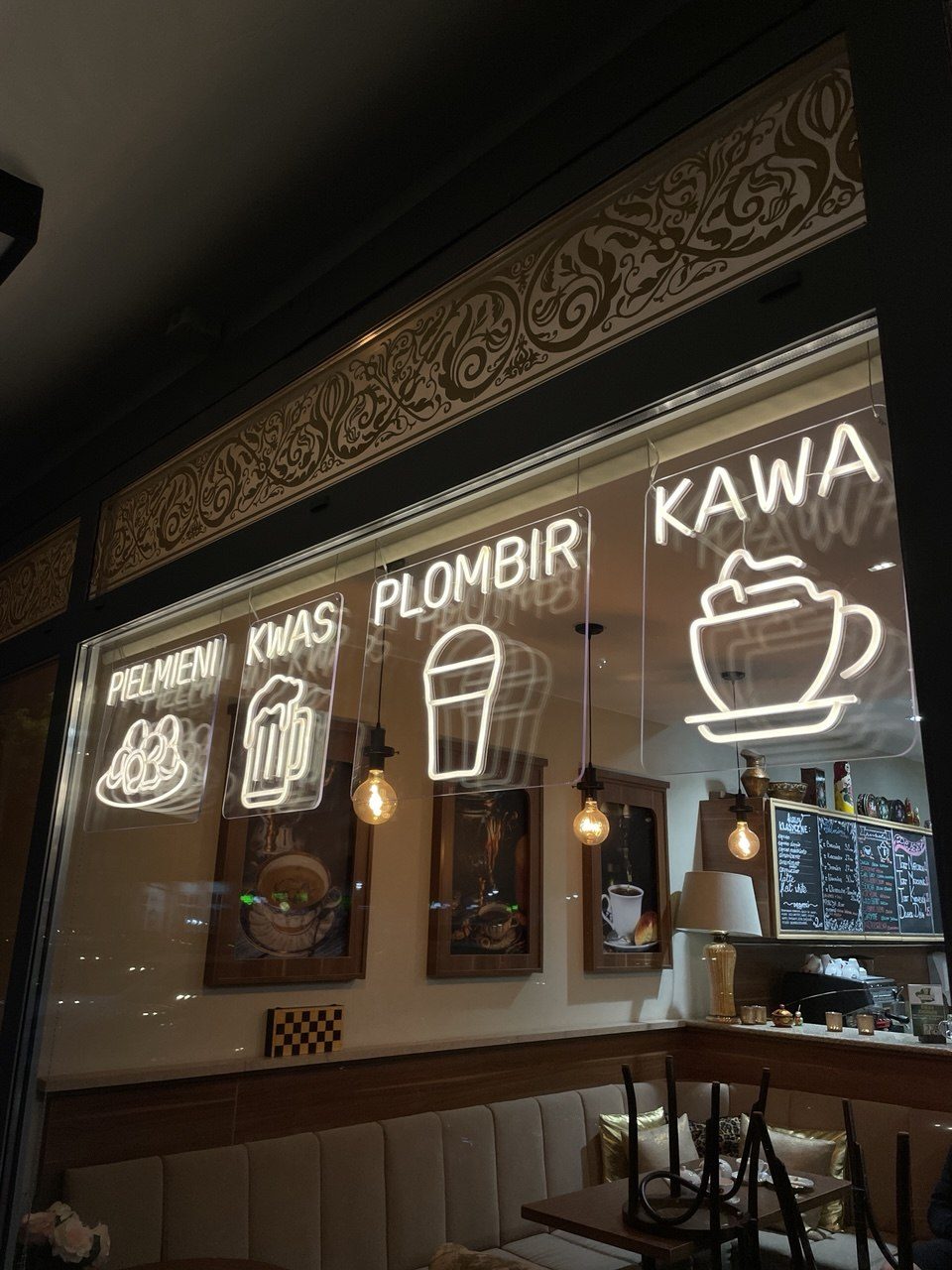 Neon reklamowy podświetlony wieczorem