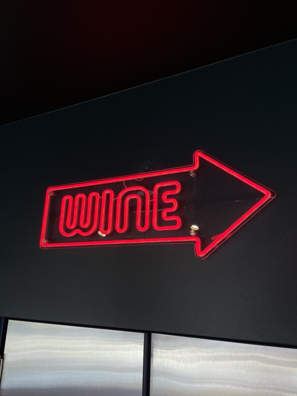 Neon LED strzałka z napisem Wine
