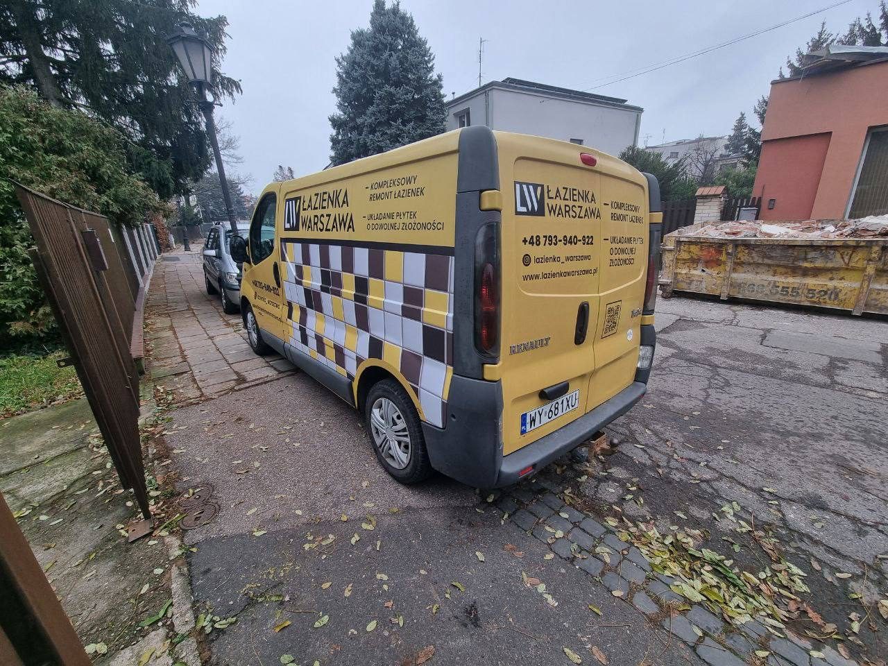 Oklejanie busa reklamą w szachownicę - Łazienka Warszawa